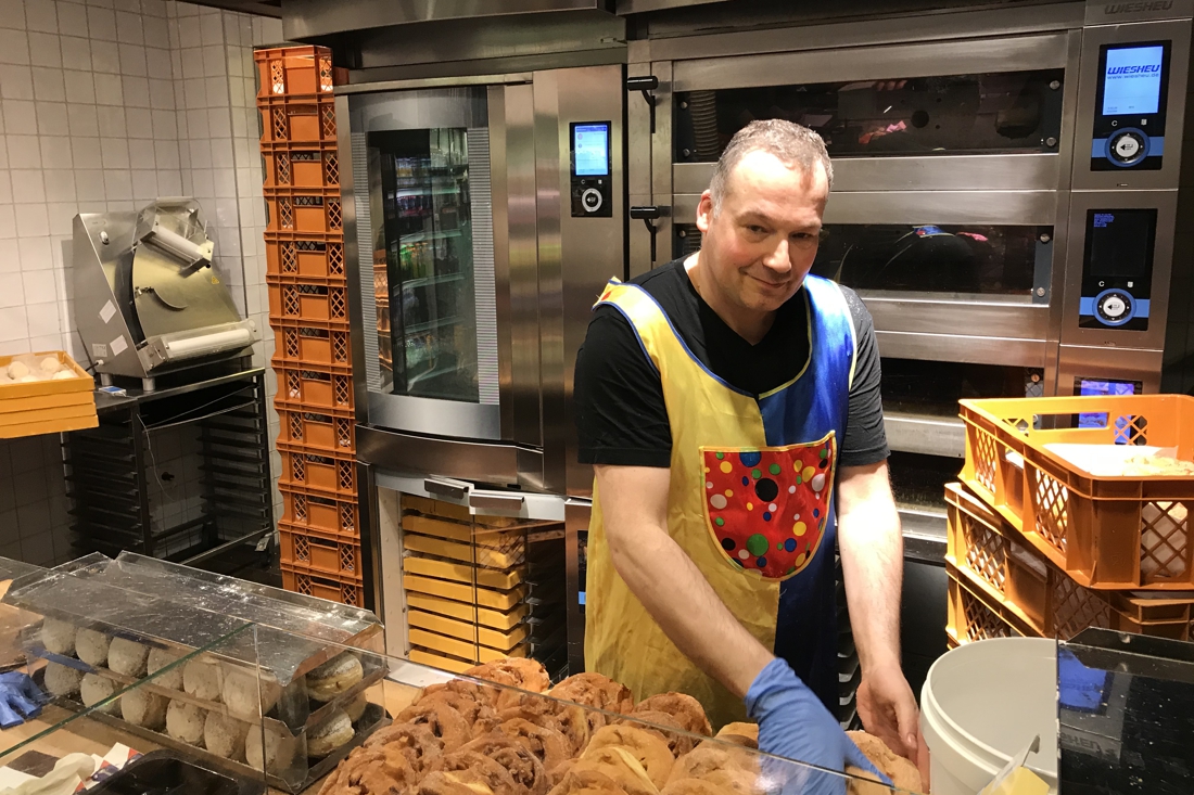 Poefelen geblazen op Rosenmontag bij de Duitse bakkers in Vaals - De Limburger