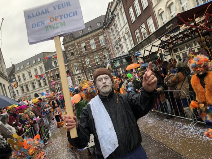 Grote carnavalsoptocht van Venlo: eerste deelnemers trekken door de stad