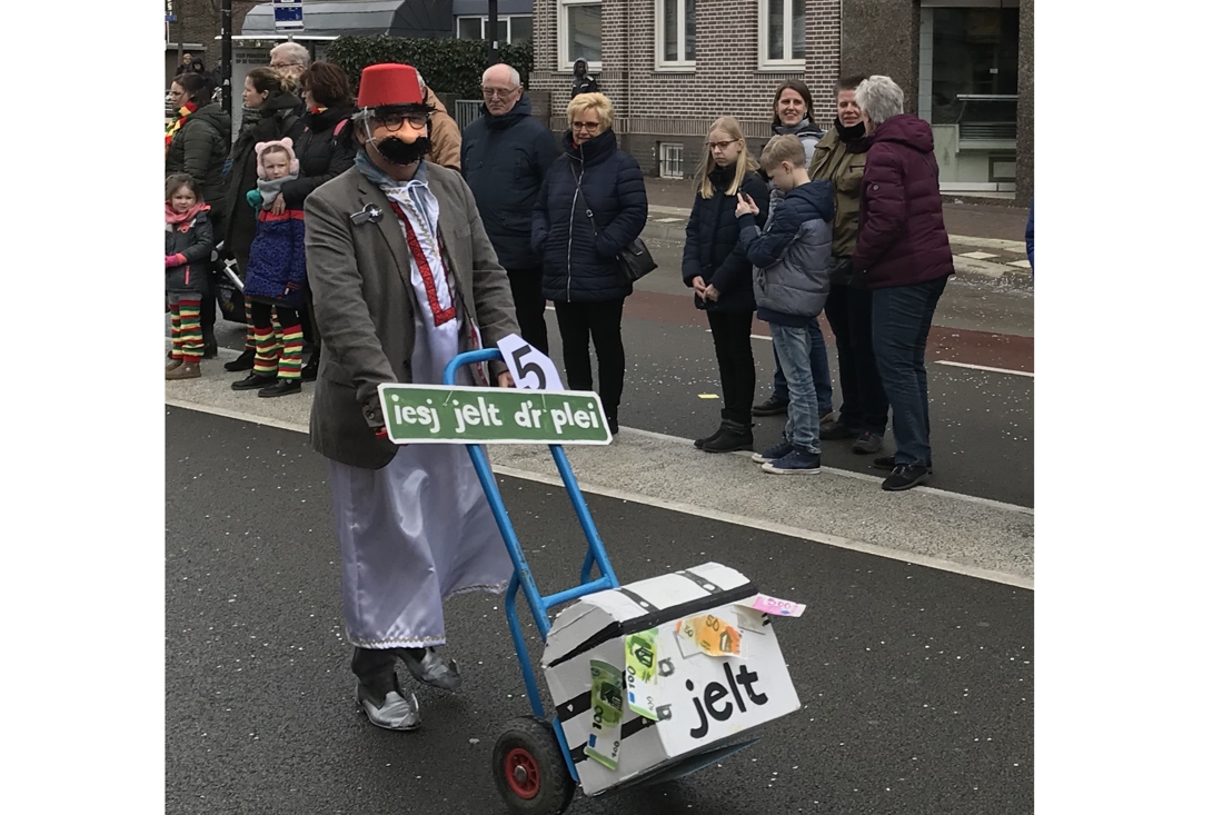 Einzelgänger in optocht Vaals steken de draak met FestiVaals - De Limburger
