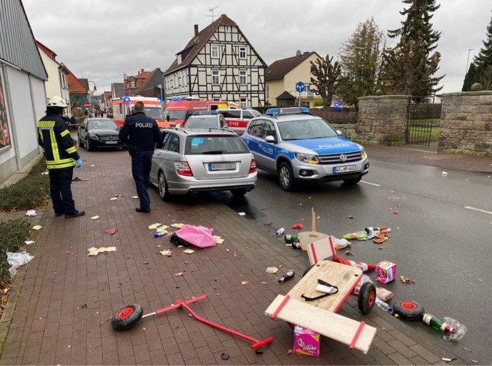 Automobilist rijdt met opzet in op carnavalsoptocht in Duitsland: tientallen gewonden