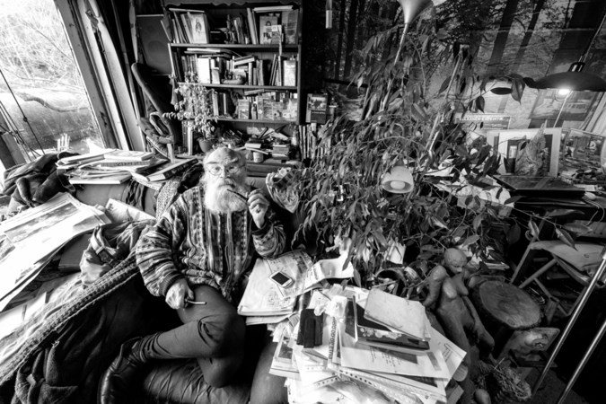 Kluizenaar met sm-boek voert zwanen uit zijn mond