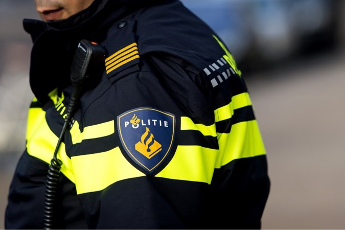 Agent in Drachten neergestoken, politie schiet verdachte nee... - De Limburger