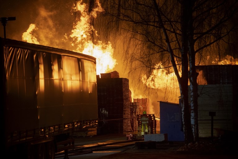 Video: Grote brand bij pallethandel Brunssum onder controle