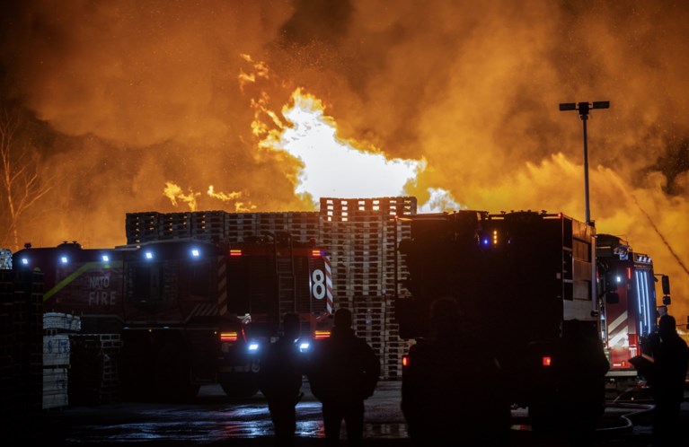 Video: Grote brand bij pallethandel Brunssum onder controle