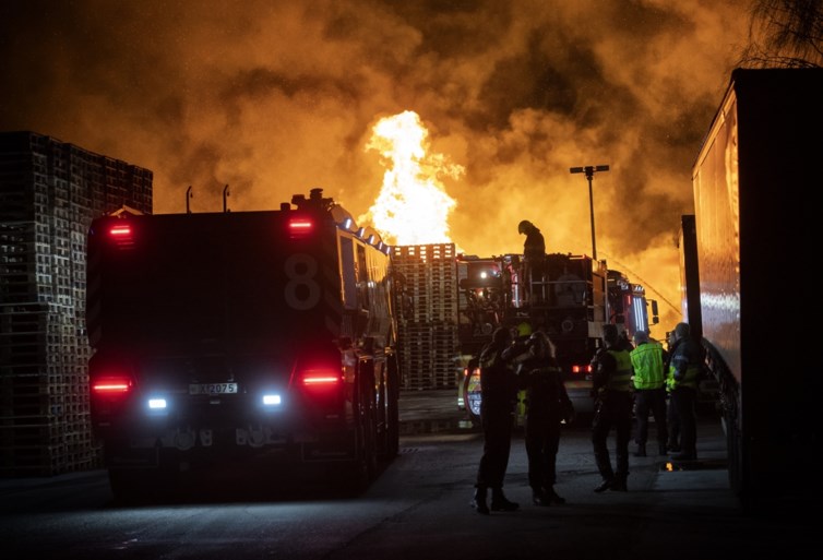 Video: Grote brand bij pallethandel Brunssum onder controle