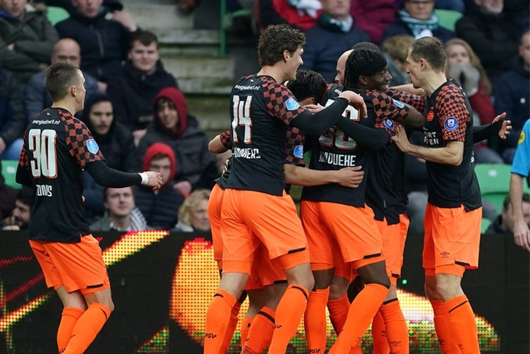 Unnerstall en Dumfries slepen PSV langs FC Groningen