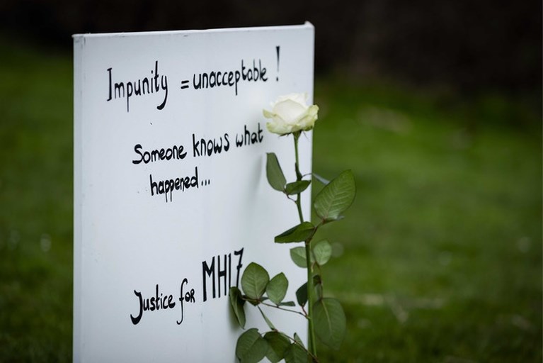 Dag voor start MH17-proces weer een stoelenprotest voor Russische ambassade