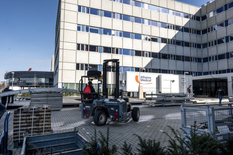 Video: Grote tent met CT-scanner op parkeerterrein ziekenhuis Maastricht