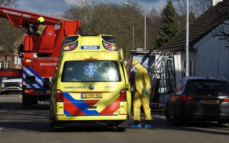 Patiënt met hoogwerker uit brandende woning gehaald