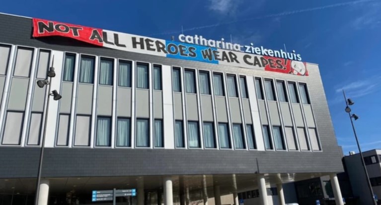 Voetbalsupporters steken zorgpersoneel hart onder de riem