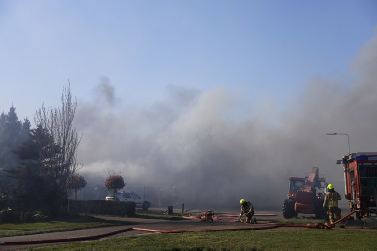 Video: Asbest vrijgekomen bij grote brand in schuur in Leunen; drie personen ademden rook in