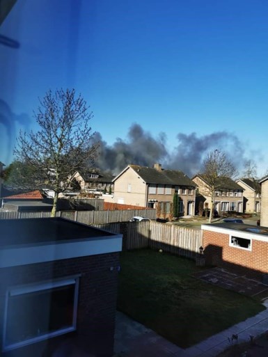 Video: Asbest vrijgekomen bij grote brand in schuur in Leunen; drie personen ademden rook in