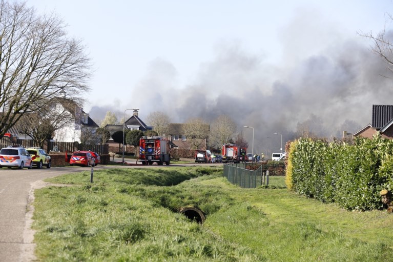 Video: Asbest vrijgekomen bij grote brand in schuur in Leunen; drie personen ademden rook in