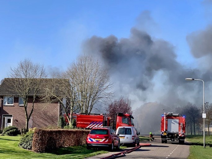 Video: Asbest vrijgekomen bij grote brand in schuur in Leunen; drie personen ademden rook in