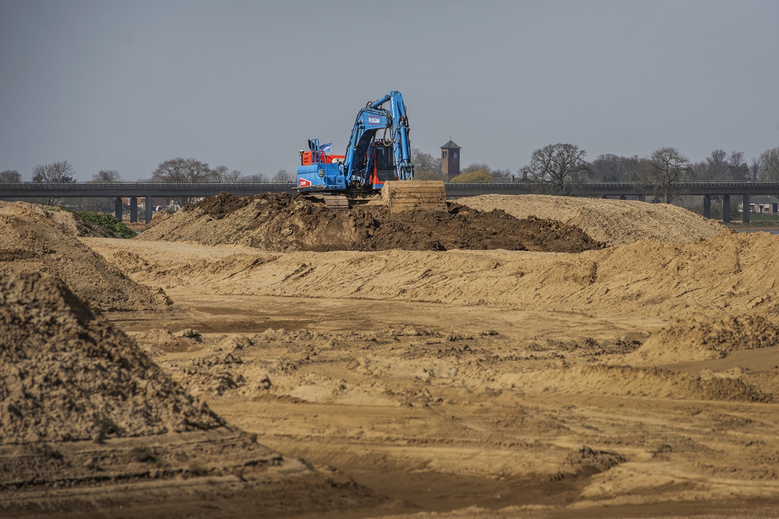 Strijd tegen het water gaat gewoon door: machines druk in de weer - De Limburger