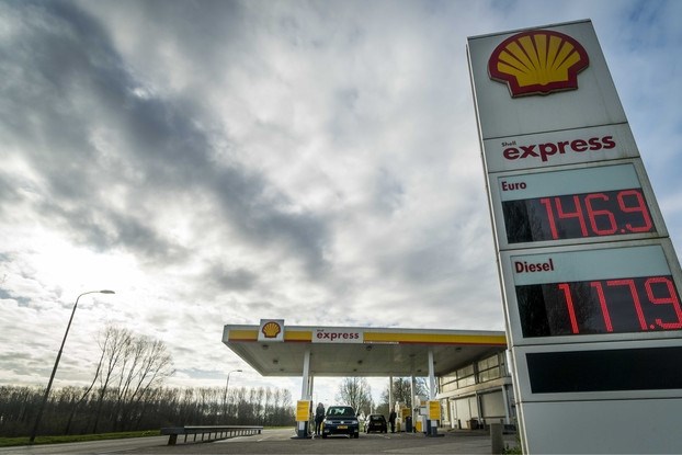 De benzine is goedkoper, maar aan de pomp blijft het stil