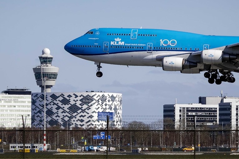 Boete voor vliegtuigspotters die uitrukten voor laatste landing van KLM-Boeing 747