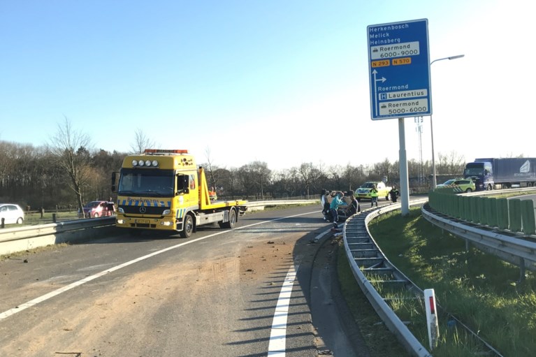Auto vliegt over de kop op A73