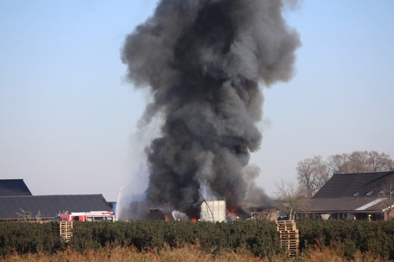 Brand verwoest schuur: eigenaar raakt gewond