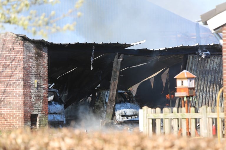 Brand verwoest schuur: eigenaar raakt gewond