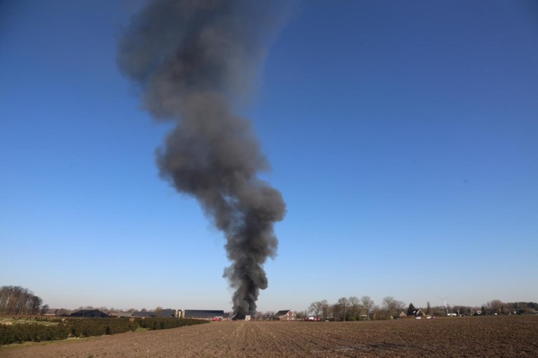 Brand verwoest schuur: eigenaar raakt gewond