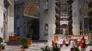 Paus draagt Palmpasenmis op in lege Sint-Pieter