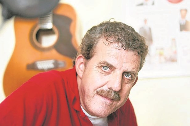 Zanger En Liedjesschrijver Guus Smeets 71 Overleden De Limburger Mobile