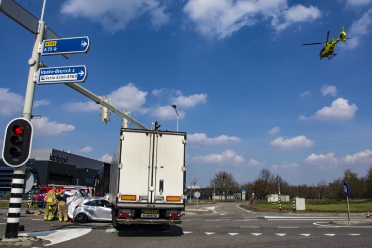 Bestuurder auto komt om na botsing met vrachtwagen