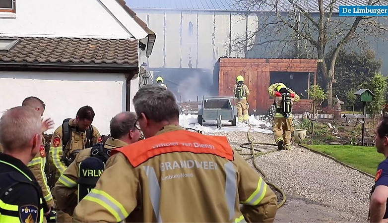Video: Uitslaande brand legt schuur volledig in de as - De Limburger