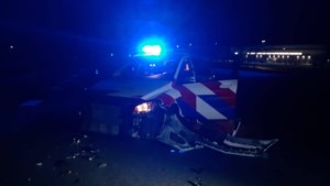 Dronken automobilist botst hard op stilstaande politieauto en rijdt door