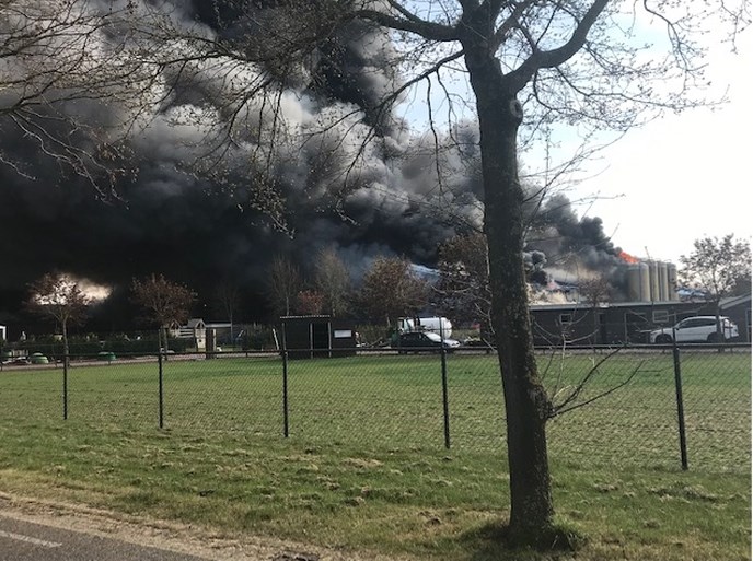 Video: Zeer grote brand verwoest drie kippenstallen