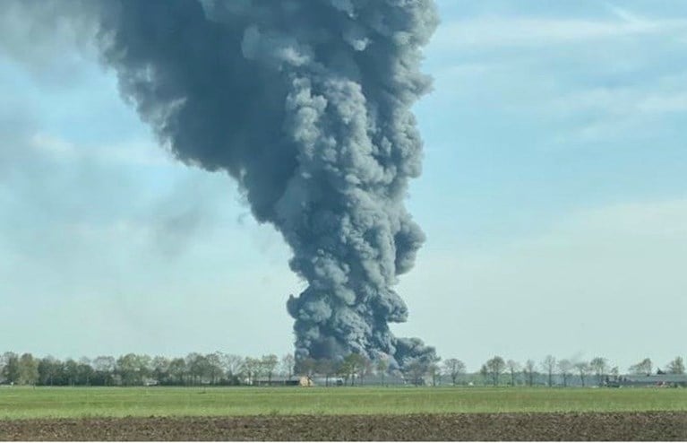 Video: Zeer grote brand verwoest drie kippenstallen