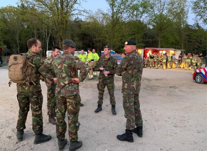 Video: Militairen en tanks ingezet bij bestrijding grote brand in De Meinweg, zorgcentrum Bosscherhof ontruimd