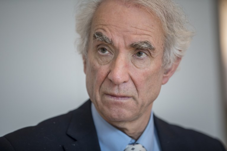 Oud-minister Gerd Leers gewond na aanval van hond