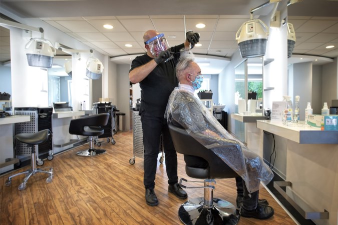 Duitse kapsalons weer open: ‘Na knipbeurt zuurstof happen’