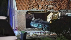 Bizarre crash tijdens achtervolging in Overijssel: auto knalt woonkamer binnen