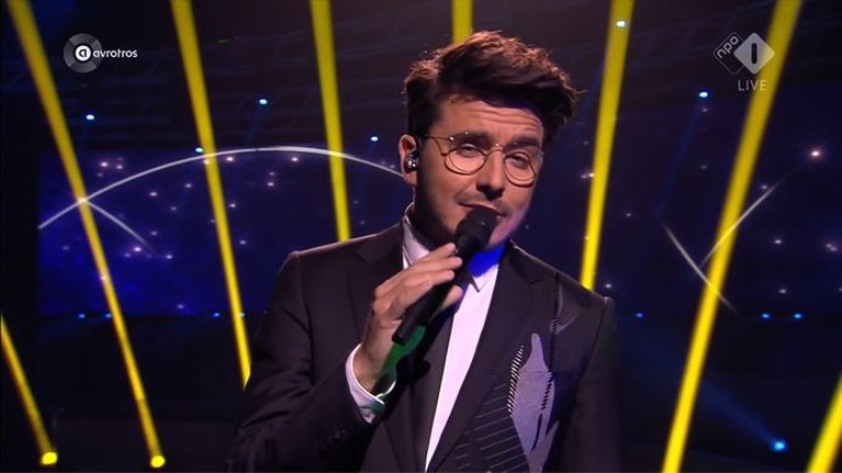 Presentatoren Songfestival schitteren in feestelijke outfits: ‘Prachtig’