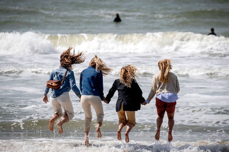 Video: Nabestaanden van omgekomen surfers Joost en Sander houden uitvaartdienst op strand