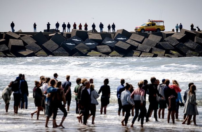 Video: Nabestaanden van omgekomen surfers Joost en Sander houden uitvaartdienst op strand