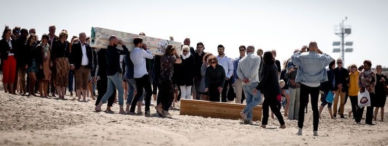 Video: Nabestaanden van omgekomen surfers Joost en Sander houden uitvaartdienst op strand