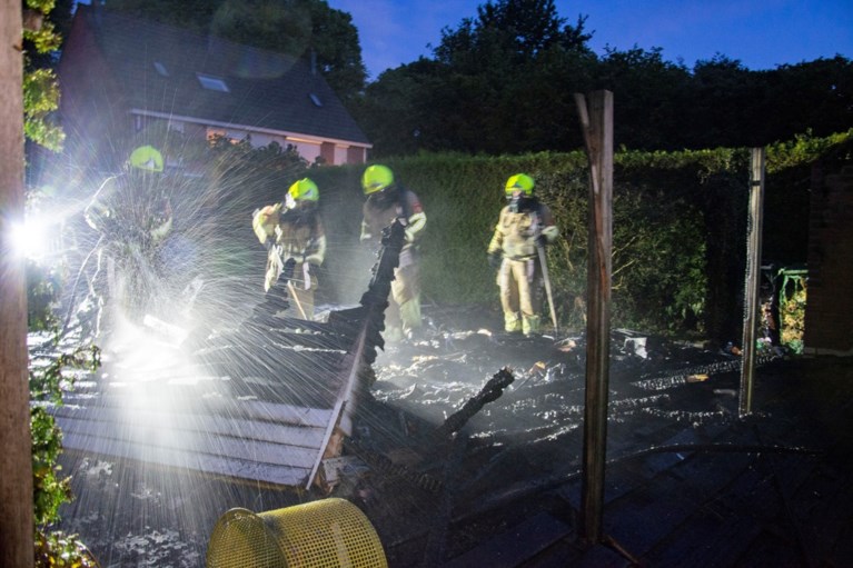 Vlammen slaan metershoog uit tuinhuisje: flinke rookontwikkeling