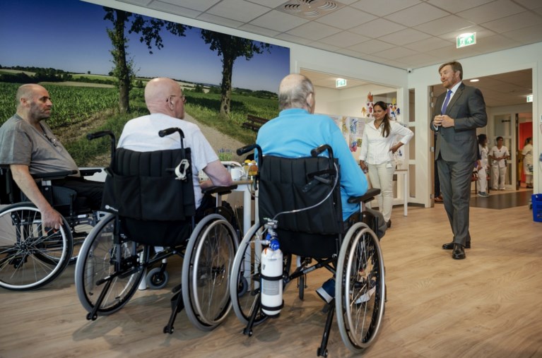 Koning verrast revalidatiecentrum Adelante in Hoensbroek met bezoek