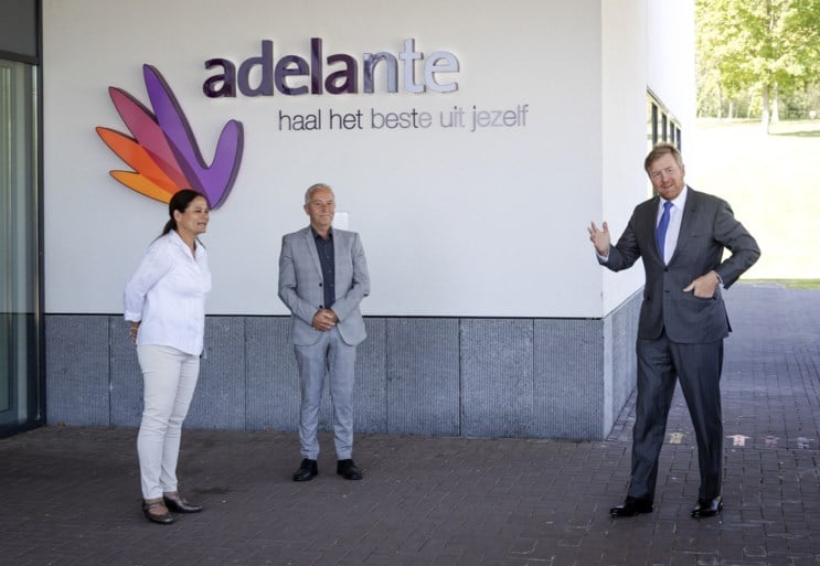 Koning verrast revalidatiecentrum Adelante in Hoensbroek met bezoek