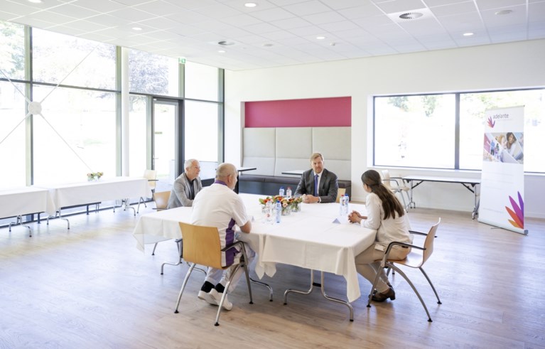 Koning verrast revalidatiecentrum Adelante in Hoensbroek met bezoek