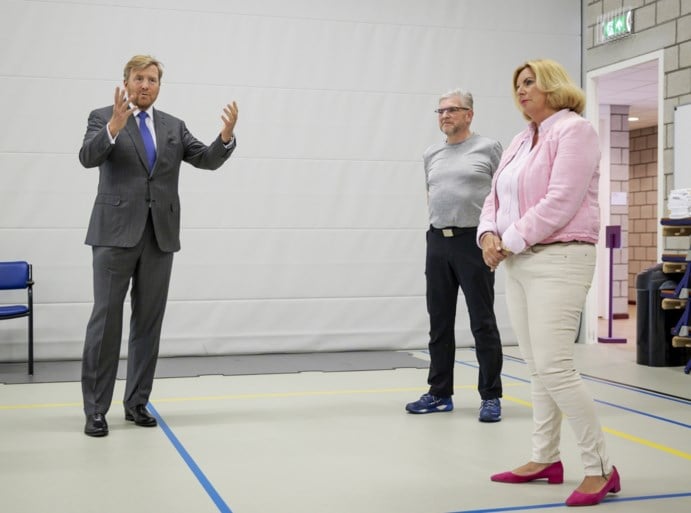 Koning verrast revalidatiecentrum Adelante in Hoensbroek met bezoek