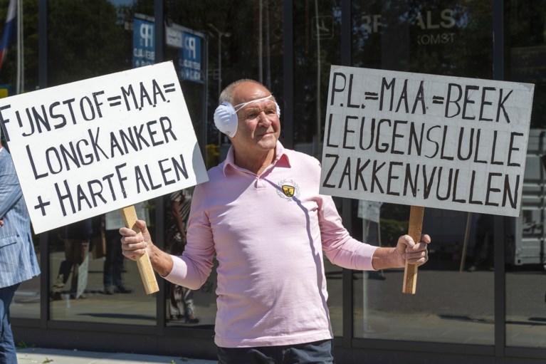 Foto’s - Protesten bij bezoek minister aan Maastricht Aachen Airport