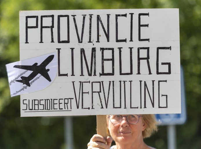 Foto’s - Protesten bij bezoek minister aan Maastricht Aachen Airport