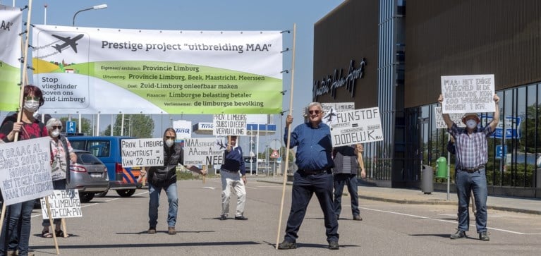 Foto’s - Protesten bij bezoek minister aan Maastricht Aachen Airport