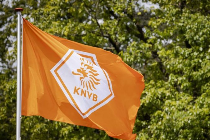 KNVB gooit reddingsboei uit: noodfonds en versoepelde licentie-eisen