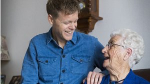 Zanger Lex Uiting verrast zijn 90-jarige oma